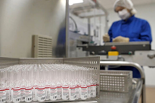 Правительство России внесло вакцины от коронавируса в список жизненно важных лекарств. Власти смогут регулировать их цену