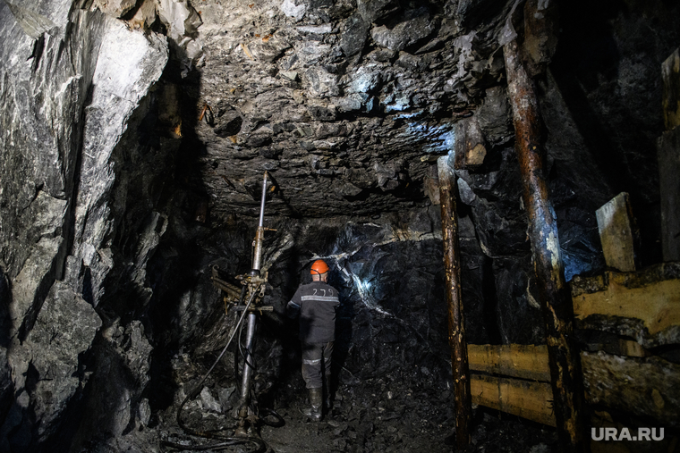 «112»: погиб один из рабочих, застрявших на свердловской шахте под завалами