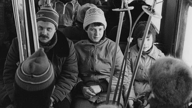 Мчит поезд с лыжником