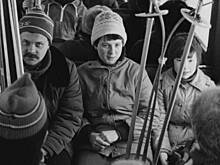 Мчит поезд с лыжником