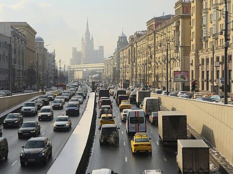 Водителей призвали быть внимательнее на дорогах из-за снегопада в Москве