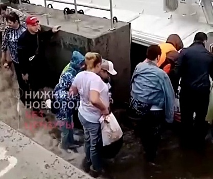 Прокуратура заинтересовалась инцидентом в Городце, где дети-инвалиды шли на катер по воде