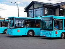 Лазурный автобус завалил набок инкассаторский фургон на перекрестке в Петербурге