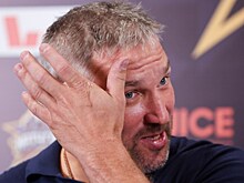 Главный тренер отметил, что Овечкин неуклюже обращался с шайбой