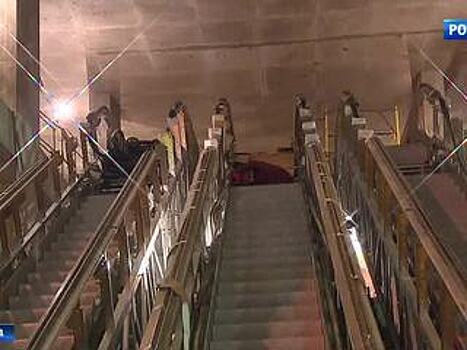 На станции "Селигерская" уже устанавливают эскалаторы