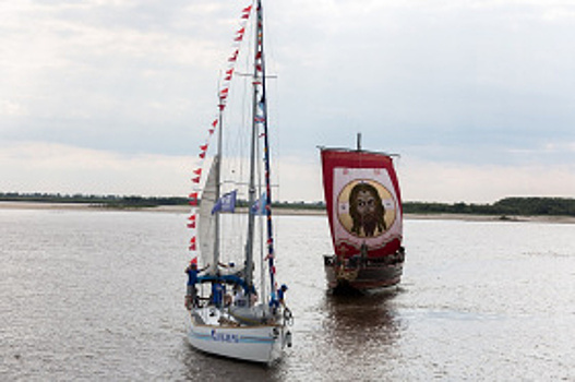 Ханты-Мансийск в День российского флага встречал уникальные водные суда - яхты «Жемчужина» и «Сибирь», а так же струг «Атаман Ермак – князь сибирский»