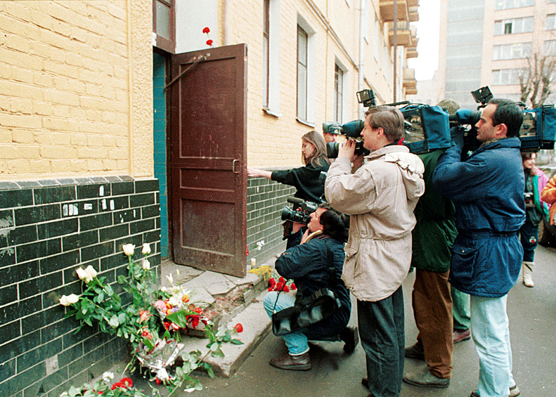 Вечером 1 марта 1995 года, через 34 дня после назначения на пост гендиректора «центральной кнопки», журналиста убили. Листьев возвращался со съемок телепередачи «Час пик», зашел в подъезд своего дома на Новокузнецкой улице. В это время преступники поджидали его в пролете между этажами