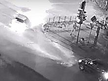 В Омске мужчина с собакой чудом увернулся от летящей на него машины