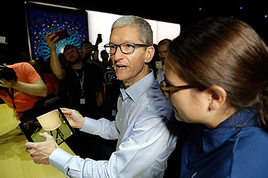 Глава Apple получил повышенную премию после скандала с замедлением iPhone