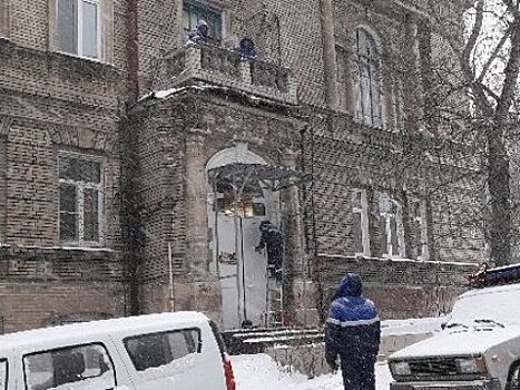 Старинный дом в центре Саратова изуродовали металлическим козырьком