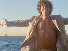 Максим Галкин распахнул надетый на голое тело пиджак перед камерой