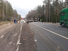 Грузовик опрокинулся и перекрыл федеральную трассу "Скандинавия" в Ленобласти