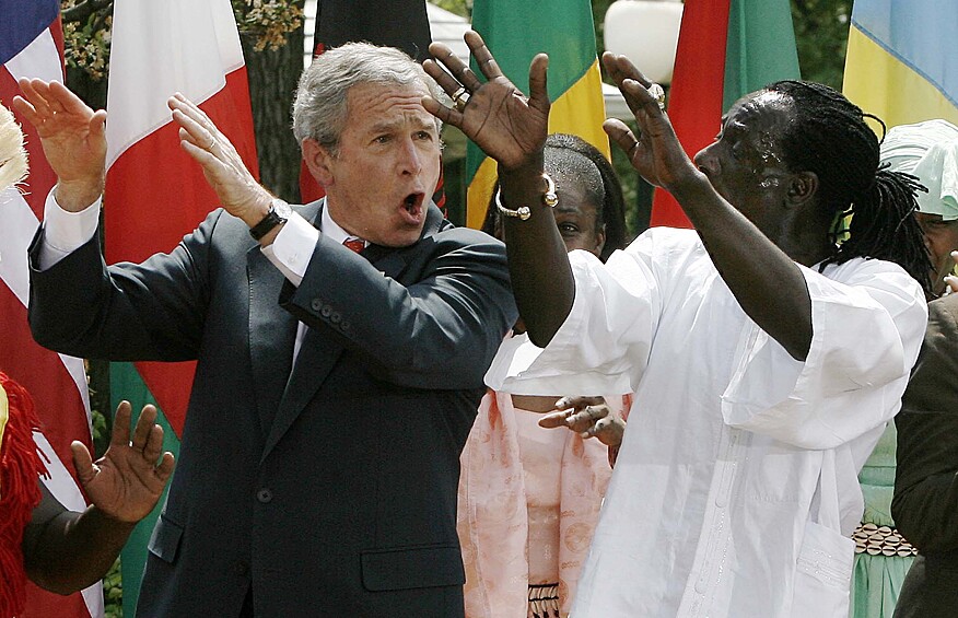 Джордж Буш танцует с сенегальским политиком,  2007 год
