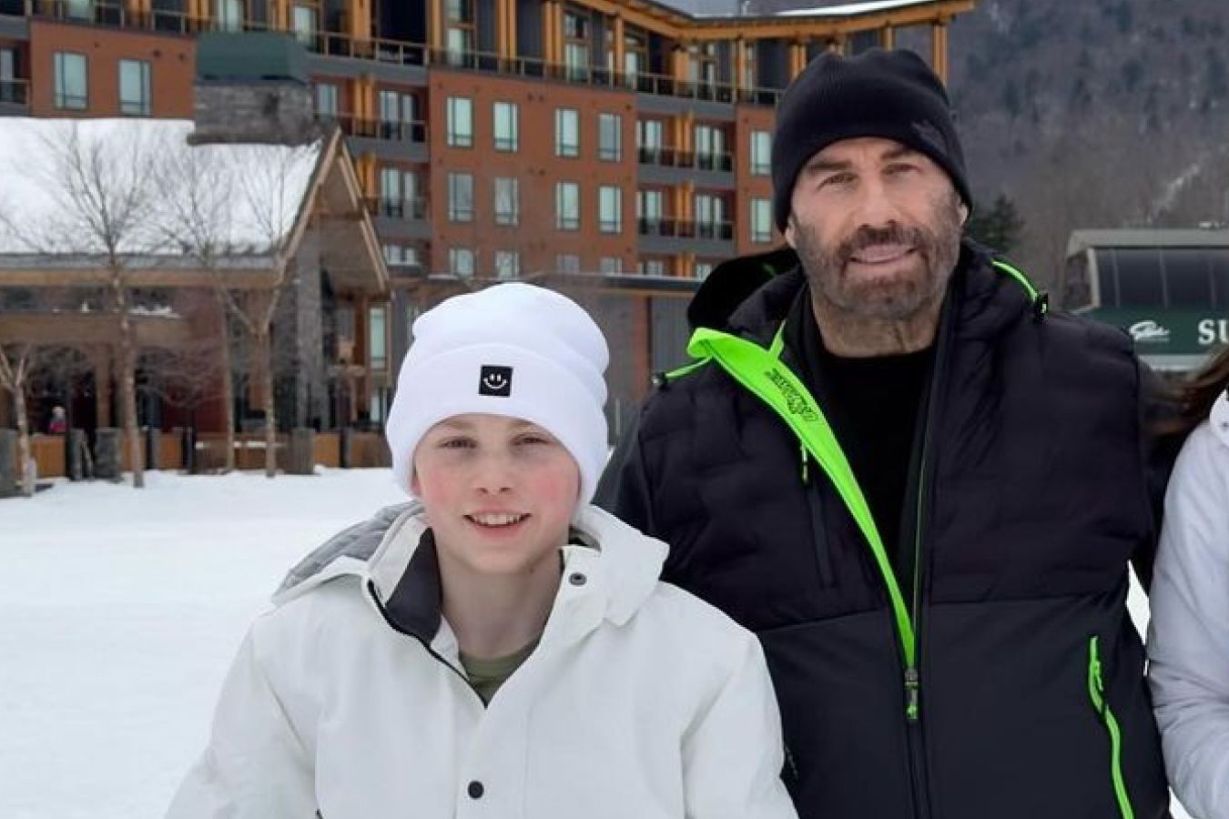 «Невероятно горжусь». Джон Траволта похвастался успехами сына в катании на горных лыжах