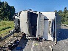 Водителя прижало грузовиком к асфальту под Новосибирском
