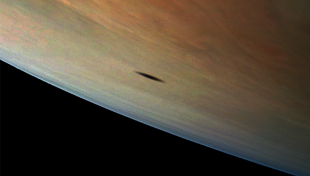 Juno сфотографировал тень луны на поверхности Юпитера