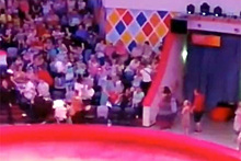 Цирковой страус сбежал со сцены и вдоволь потоптался по зрителям