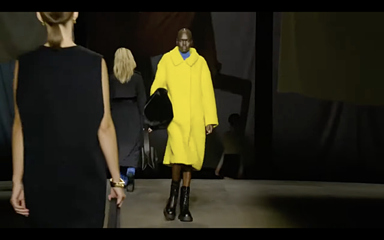 Ярко-желтые шубы, платья-рубашки и идеальные пальто на первом в истории показе COS