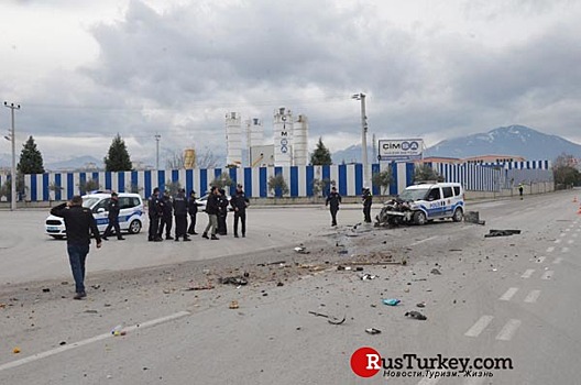 В Денизли столкнулись полицейская машина и мусоровоз