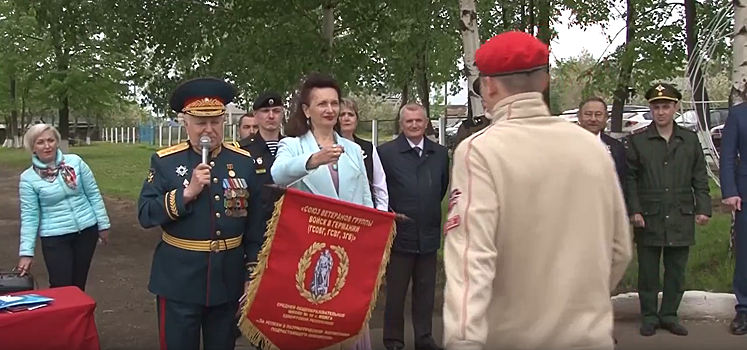 Можгинской школе №10 вручили Знамя союза ветеранов Группы войск в Германии