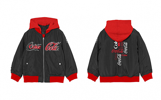 Отличайся вкусом: Coca-Cola и «Пятёрочка» выпустили коллекцию одежды из вторсырья