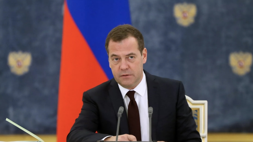 Медведев: не нужно делать монстров из всех покинувших Россию артистов