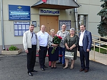 Сотрудники полиции Новой Москвы поздравили с 70-летним юбилеем ветерана органов внутренних дел