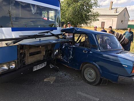 Водитель "ВАЗа" погиб в столкновении с автобусом