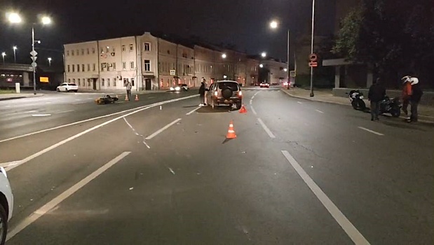 Байкер на огромной скорости влетел в Chevrolet Niva в Нижнем Новгороде