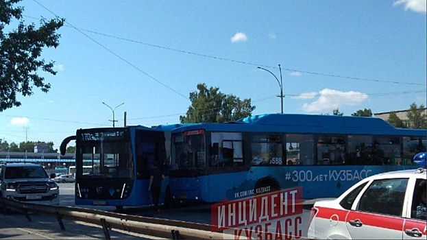 Два пассажирских автобуса столкнулись около кемеровского вокзала