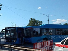 Два пассажирских автобуса столкнулись около кемеровского вокзала