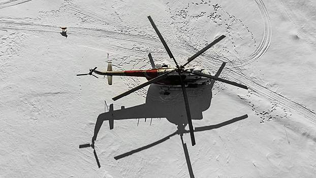 Спасатели МЧС сняли с Эльбруса вертолет, застрявший на одной из вершин