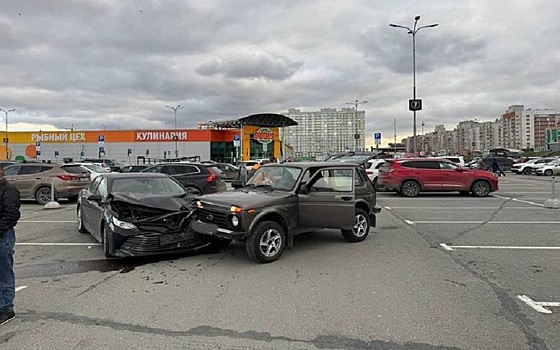 В Рязани "машина из фольги" попала в аварию на парковке