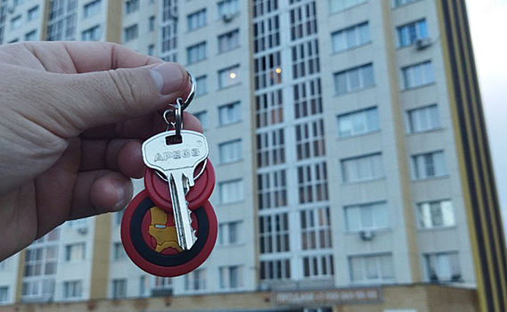 В Курской области трое сирот получили квартиры от государства