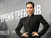 Певица Юлия Паршута в платье с разрезом до бедра пришла на вечеринку