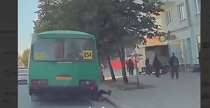 Случаем с екатеринбурженкой, выпавшей из автобуса, заинтересовались в Москве