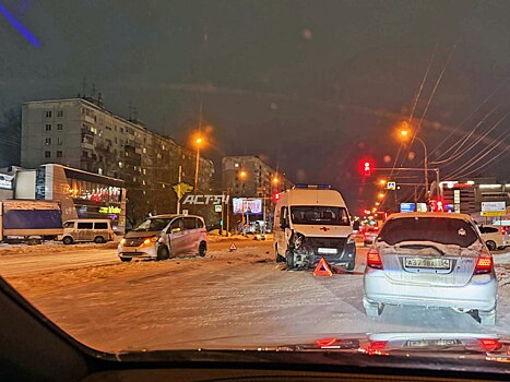 Компактвэн протаранил скорую на улице Богаткова в Новосибирске