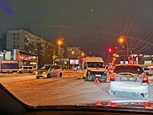 Компактвэн протаранил скорую на улице Богаткова в Новосибирске