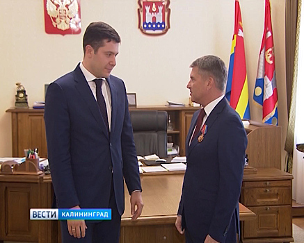 Алиханов наградил Маковского орденом за заслуги перед Калининградской областью