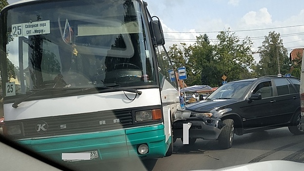 На ул. Герцена из-за столкновения BMW и автобуса образовалась пробка