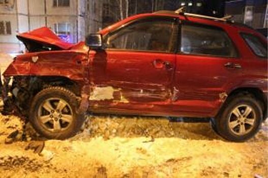 В Сургуте водитель на «Kia» въехал в столб