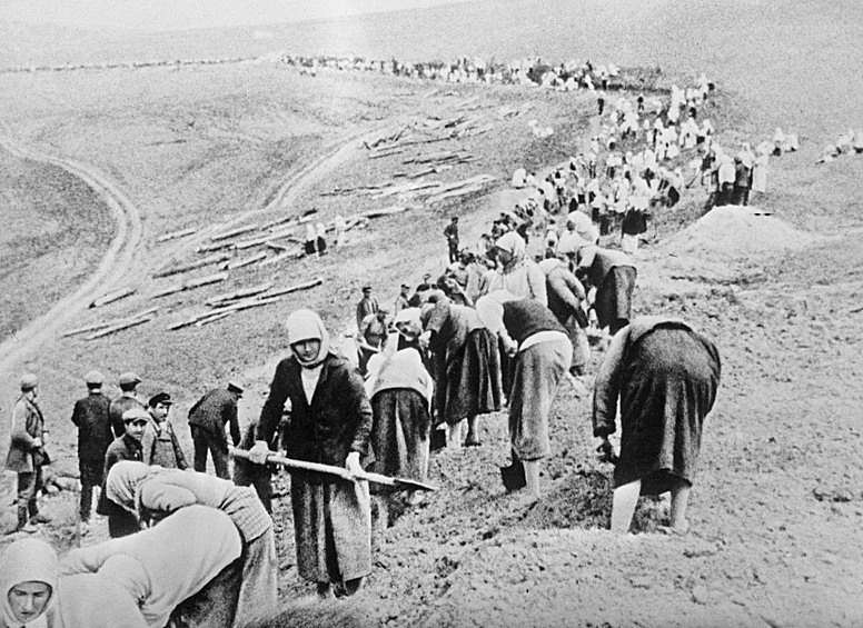 Колхозники строят оборонительные рубежи (июль, 1941).