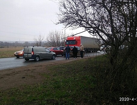Несколько машин пострадало из-за сорвавшегося колеса «КамАЗа» в Ижевске