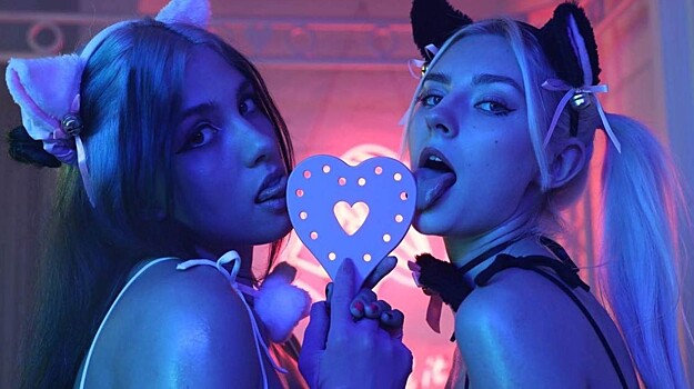 Участница интервью Дудя снялась в горячей фотосессии с порноактрисой Евой Элфи