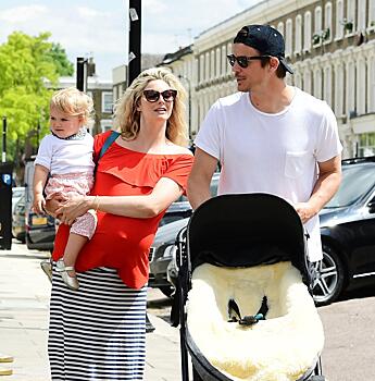 Джош Харнетт на прогулке с беременной подругой и маленькой дочкой