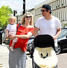 Джош Харнетт на прогулке с беременной подругой и маленькой дочкой