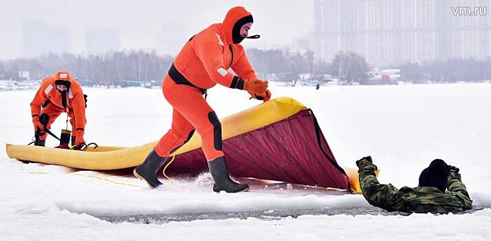 Рыбак провалился под лед на реке в Москве