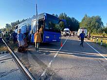 Водитель туристического автобуса избежал ареста после столкновения с поездом в Ленобласти