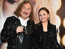 «Настроение – праздничное!»: Николаев в день своей свадьбы прокатил дочь на розовом кадиллаке