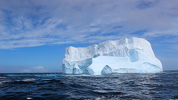 Айсберг весом в один триллион тонн угрожает судоходству